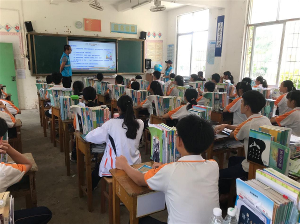 讲解禁毒知识.jpg