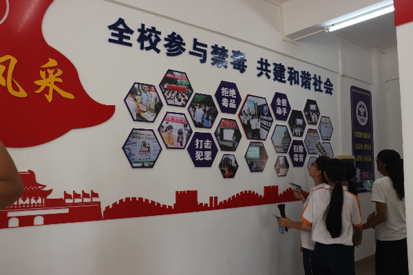 学生认真了解禁毒宣传内容.jpg
