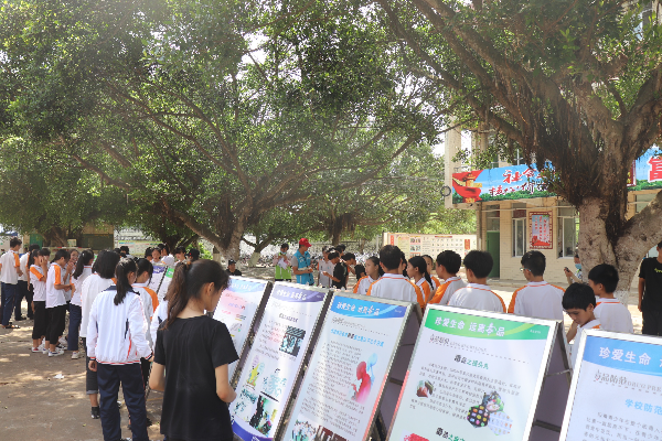 引导学生观看禁毒宣传展板.jpg
