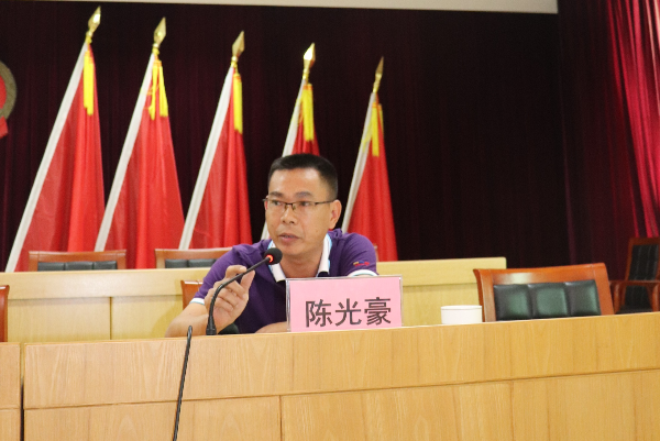 建新镇人大主席陈光豪通报扶贫攻坚工作情况.JPG