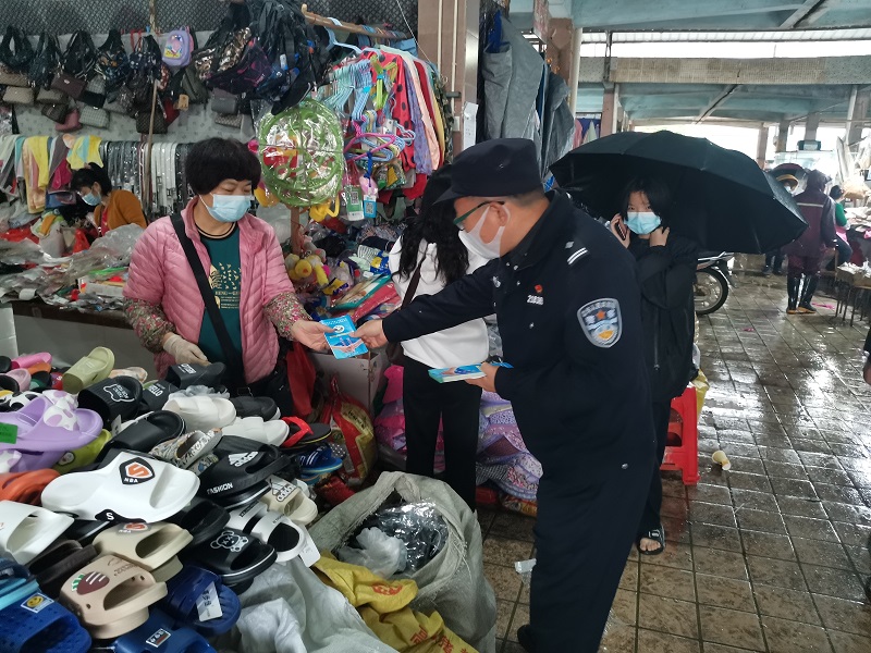 5 民警为群众派发禁毒宣传手册.jpg