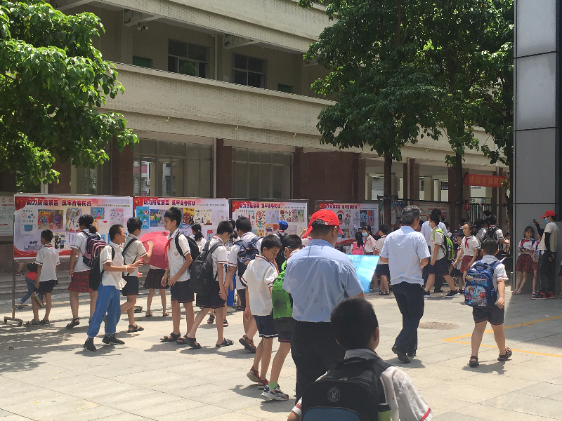 学生观看禁毒知识展板.jpg