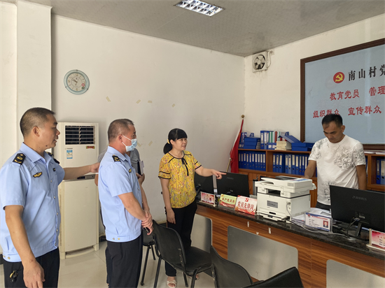 遂溪县市场监督管理局党组成员李娇梅调研界炮镇食品安全“两个责...