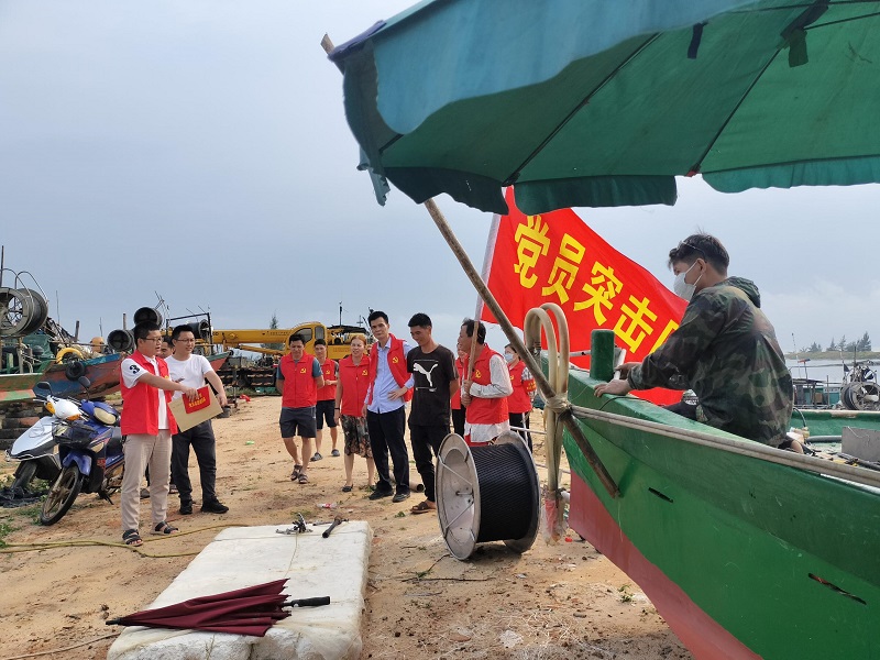 12 埠头村临时党支部检查渔船安置情况，劝导养殖户离开危险地带.jpg