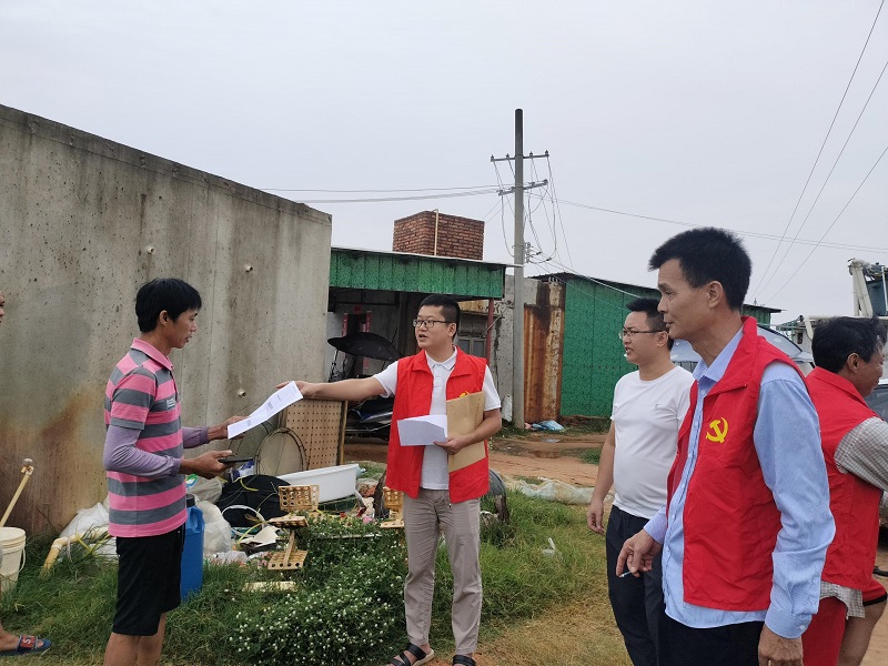 13 埠头村临时党支部检查渔船安置情况，劝导养殖户离开危险地带.jpg