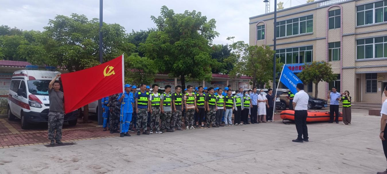 “台风中的守护”遂溪县应急救援队伍在行动1.png