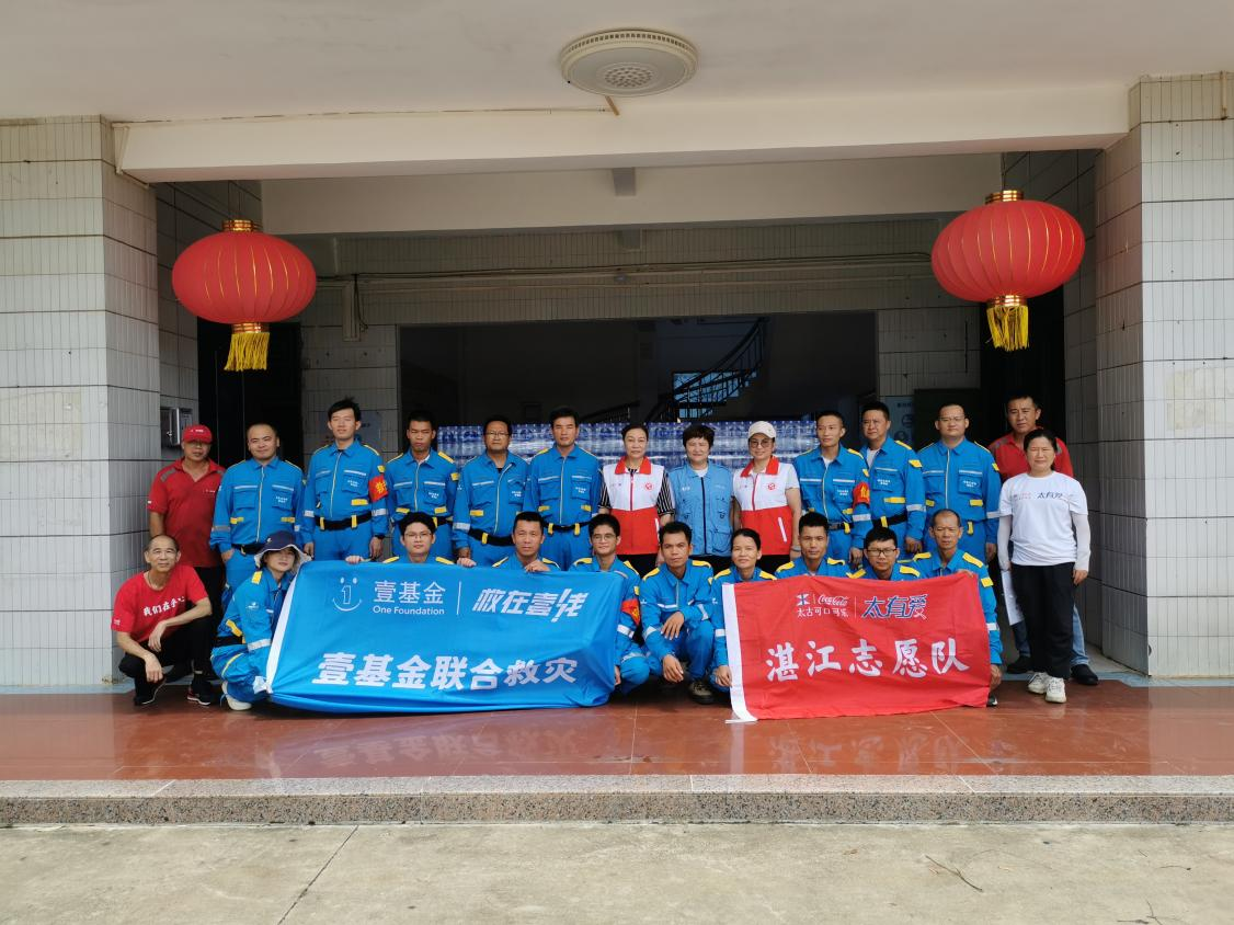 “台风中的守护”遂溪县应急救援队伍在行动4.png