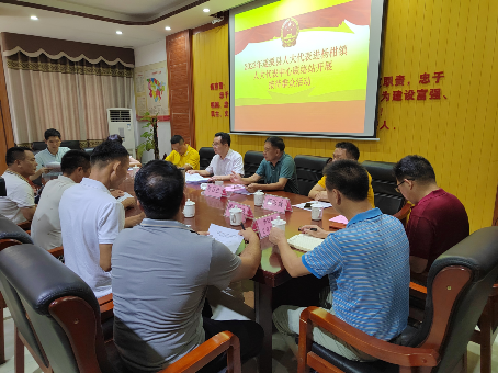潘汝权到杨柑镇人大代表中心联络站接待群众