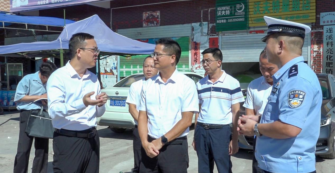 骆华庆率队督导节前安全生产、道路交通安全及遂溪河整治工作1.png