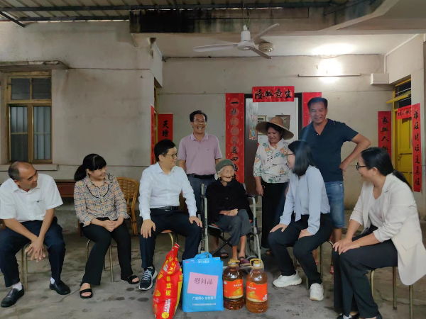 窦兴伟副县长率队到建新镇开展重阳节慰问、群众接访、平安夜访活动
