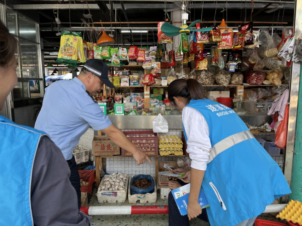 3港门派出所民警向商户讲解反邪知识.png