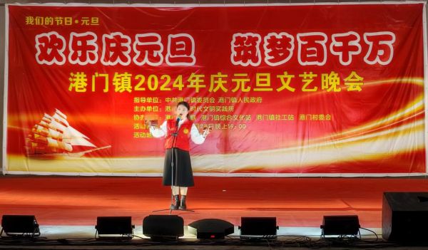 吕爱莲书记表演快板：永远跟党走.jpg