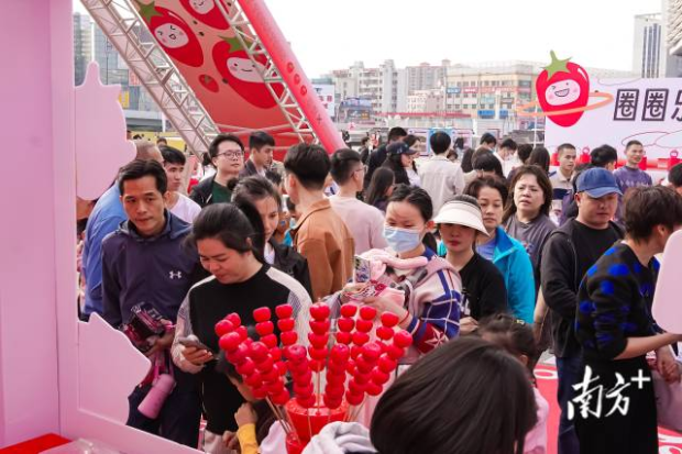  冰糖圣女果展位前人头攒动。