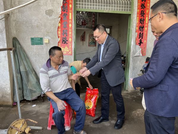 慰问困难群众.jpg