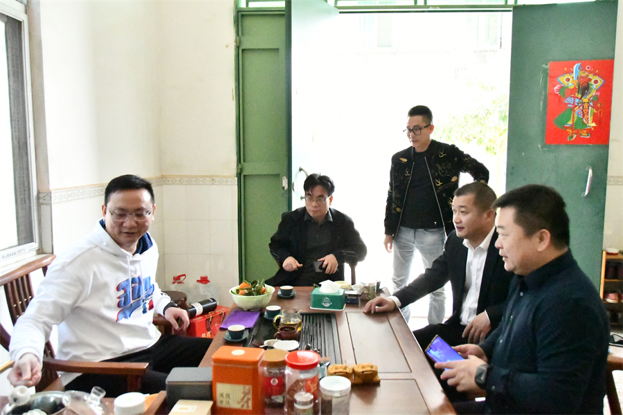 刘桂兴副县长、林立书记、卜英忠镇长走访慰问乡贤1.JPG