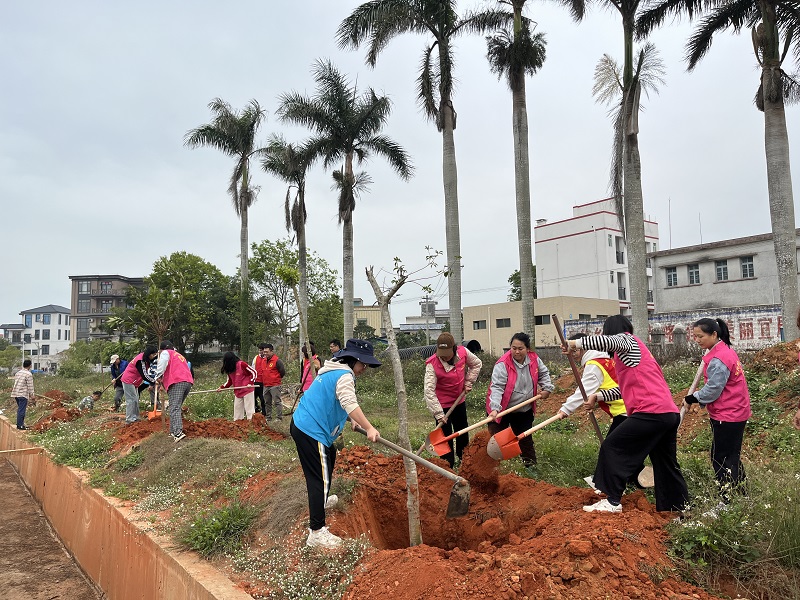 图4：志愿者在在调神村植树点植树.jpg