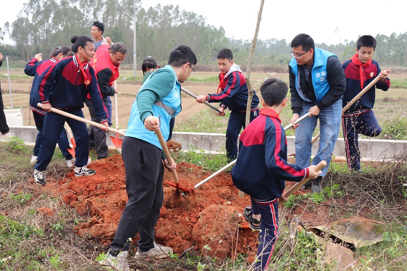 图5：调神小学学生在调神村植树点植树.JPG