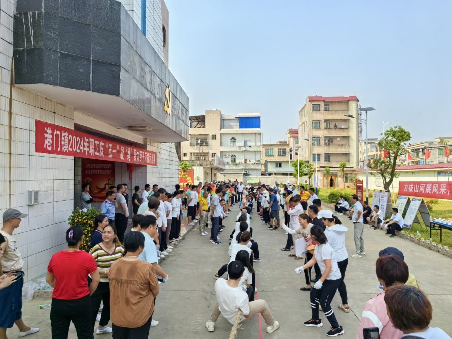热闹的比赛场面.jpg