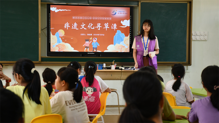 华南师范大学非遗文化夏令营课堂深受小学生欢迎.JPG