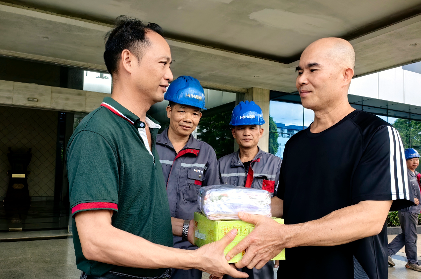 遂溪县总工会党组书记、常务副主席蔡明同志为企业职工送上消暑物品.jpg
