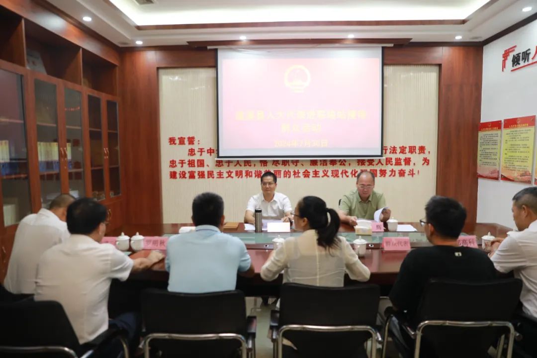 骆华庆到北坡镇人大代表中心联络站接待群众