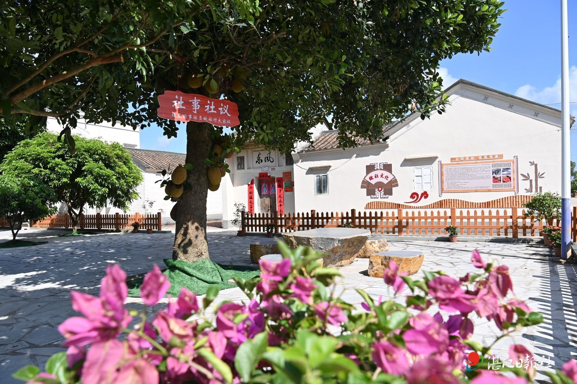 刘红兵到遂溪县宣讲党的二十届三中全会精神并调研“美丽庭院”建设