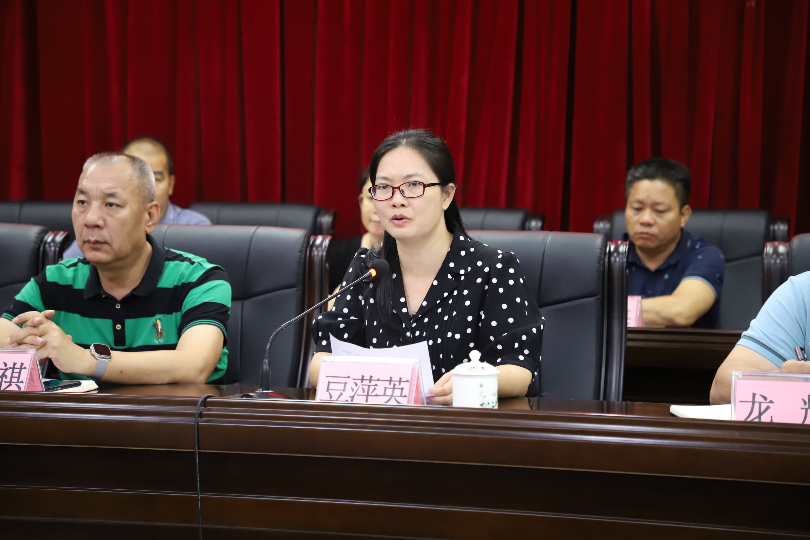豆萍英同志作宣讲主题报告.JPG