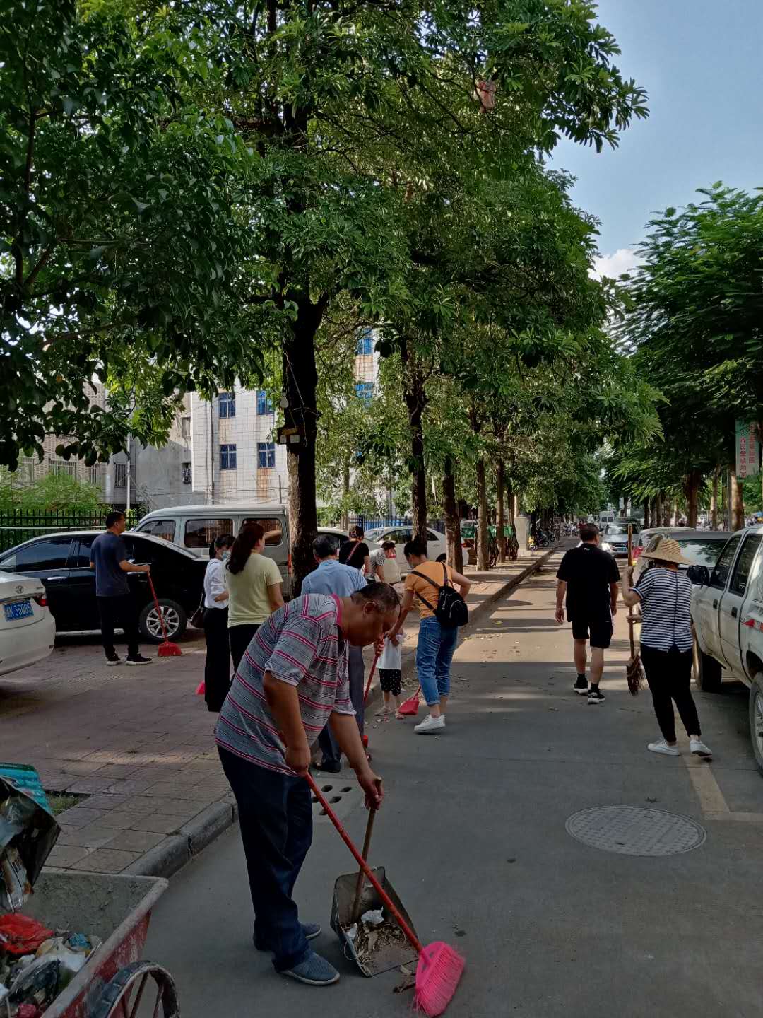 县退役军人事务局局干部职工到创文责任片区开展爱国卫生“周末卫生日”常态化活动。.jpg