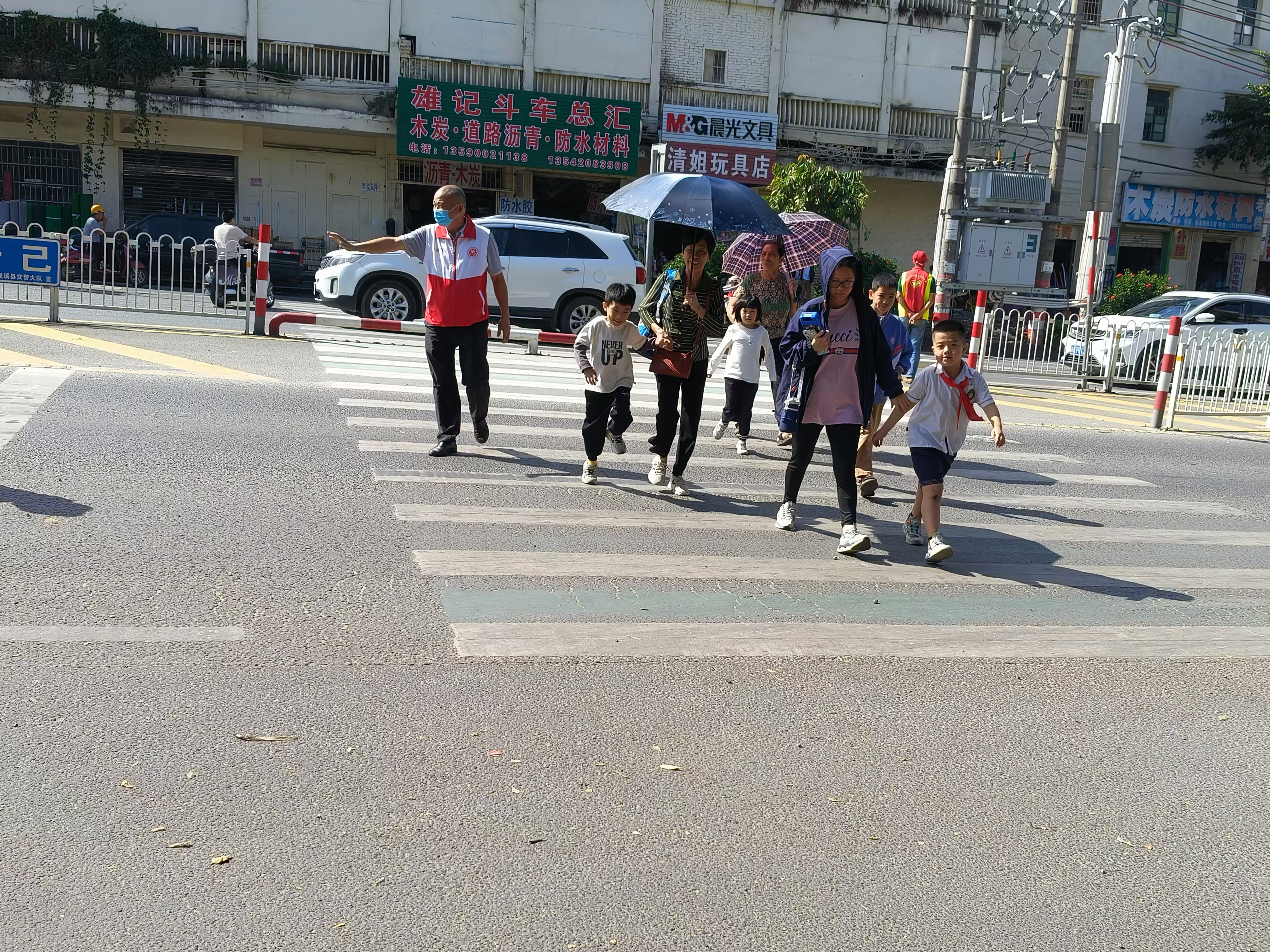 志愿者帮助市民安全过马路.jpg