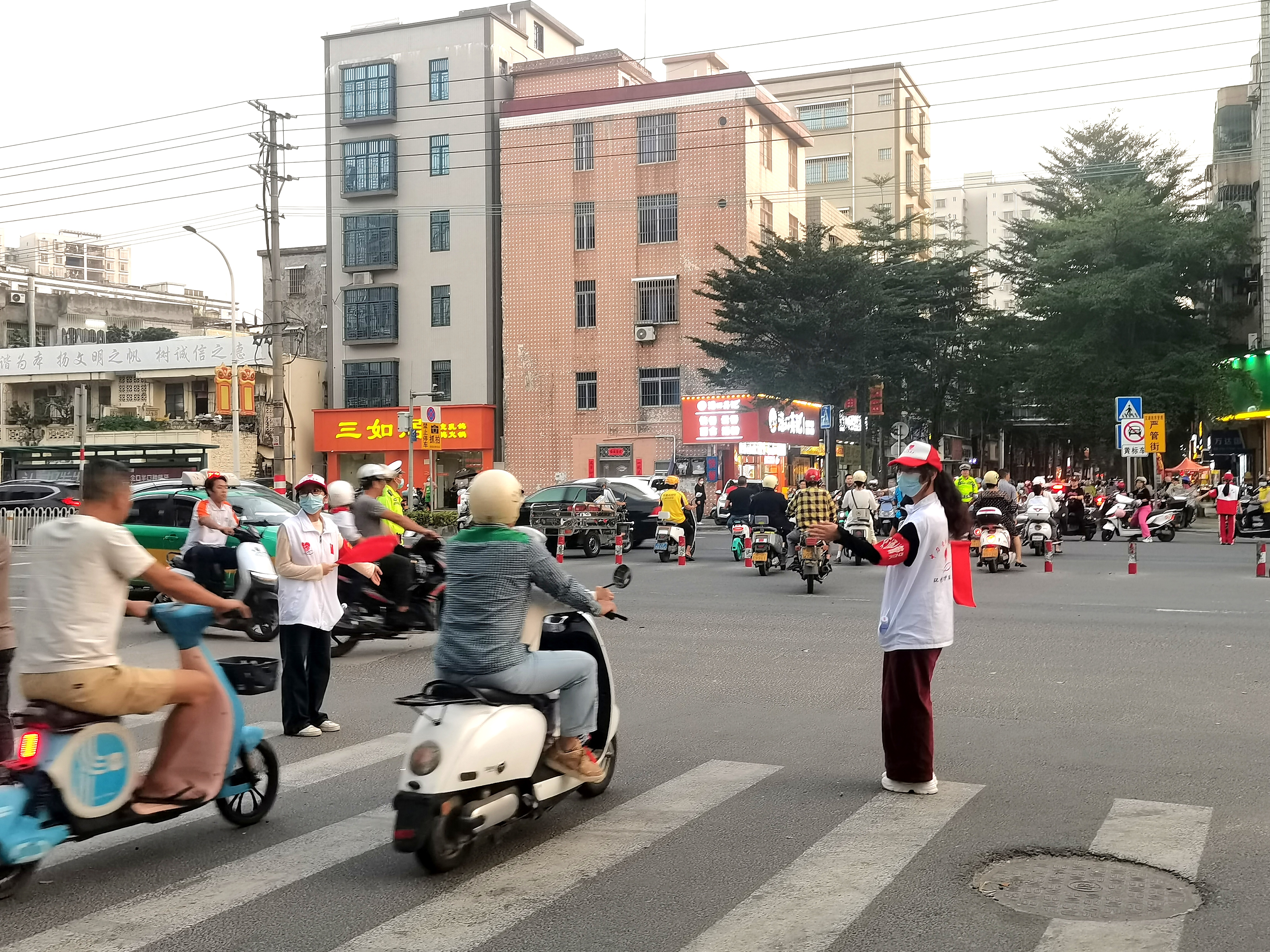 志愿者在中心城区开展交通疏导劝导活动.jpg