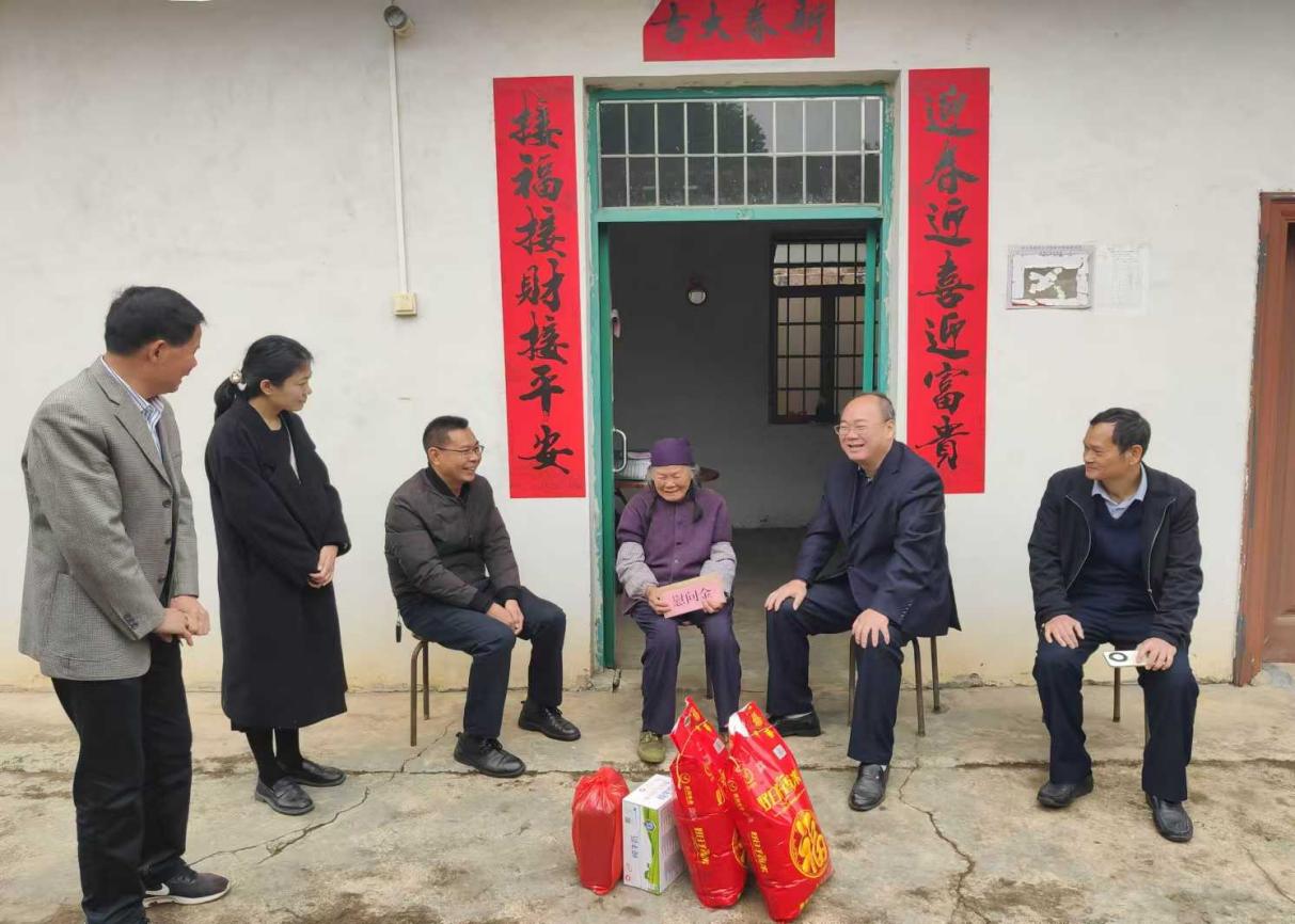 陈辉到洋青镇开展春节送温暖慰问活动