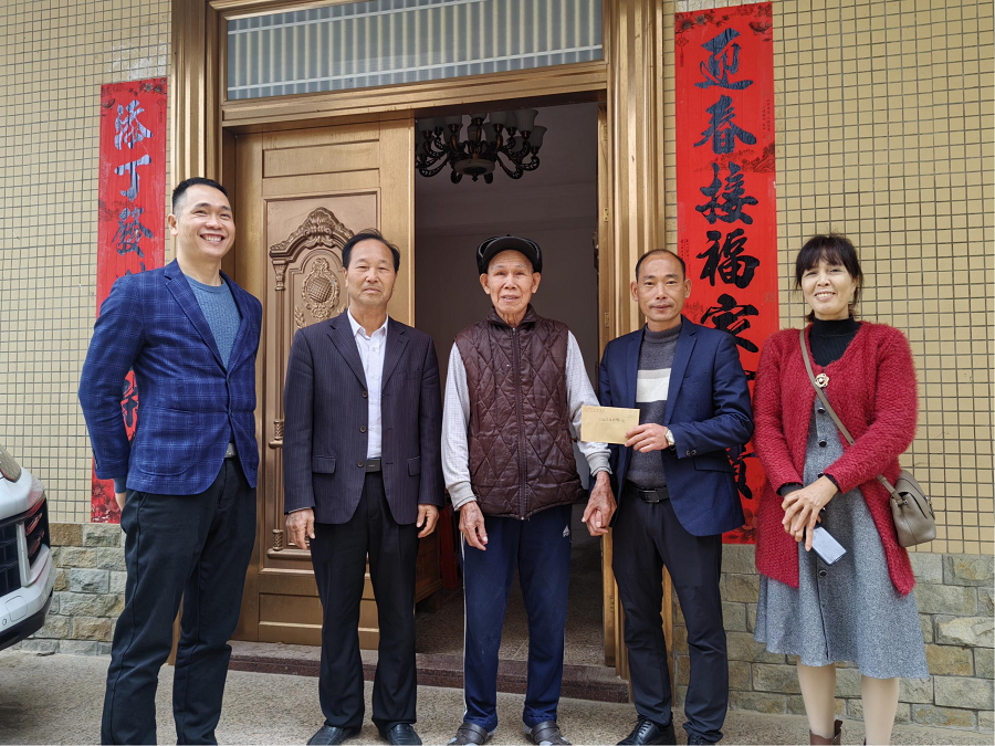 1月23日下午，驻点领导庞文培副镇长到石角村慰问生活困难老党员、老干部并送上新春祝福.png