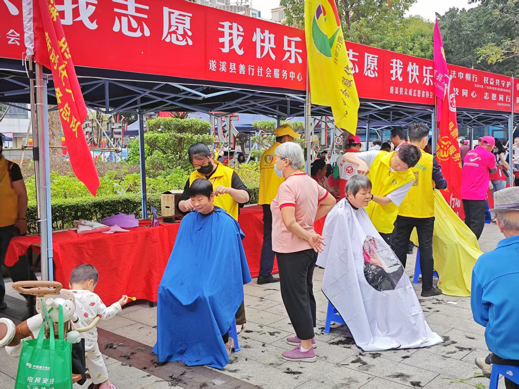 活动现场市民体验免费理发服务.jpg