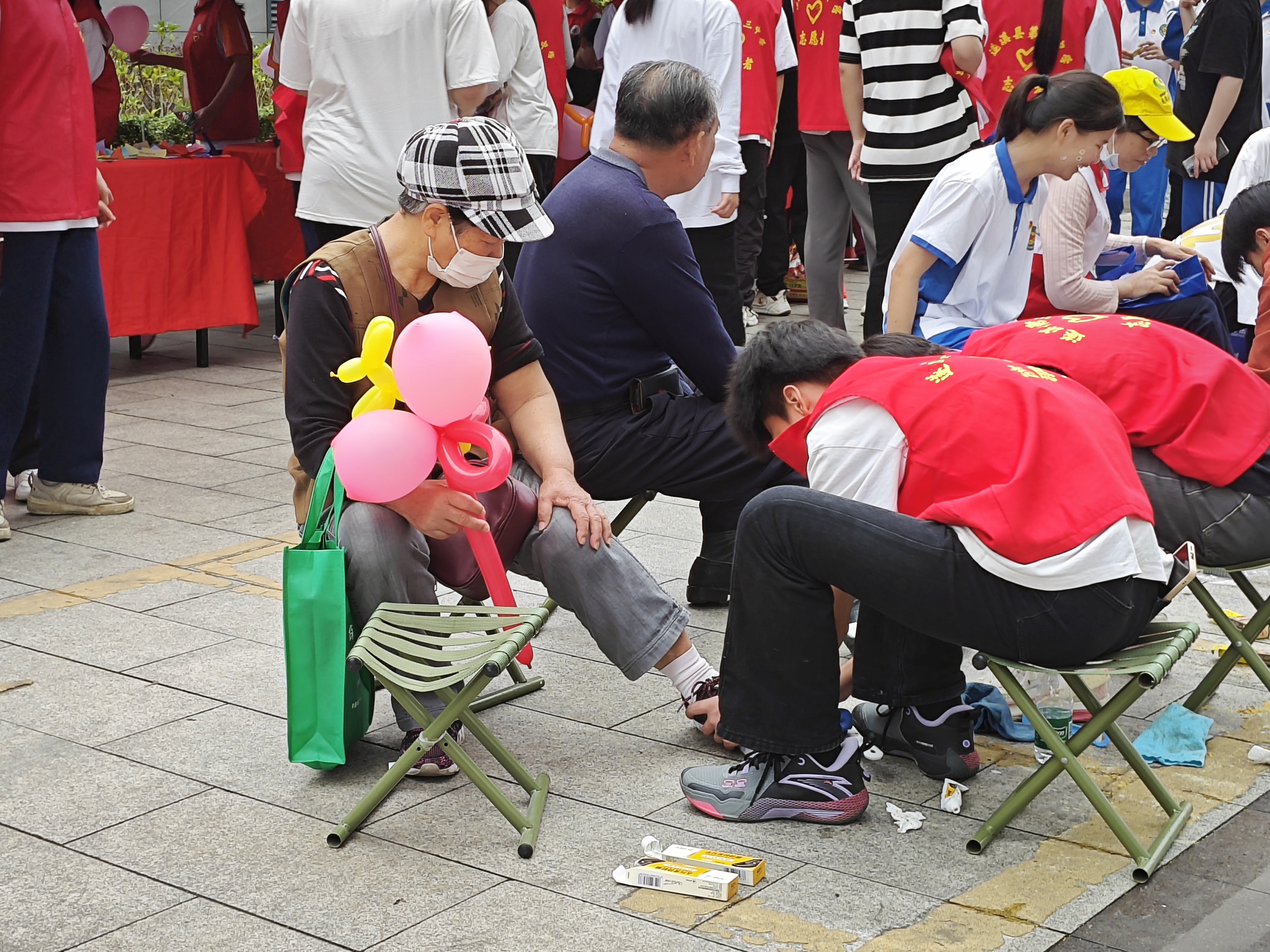 市民在活动现场体验免费擦鞋服务.jpg