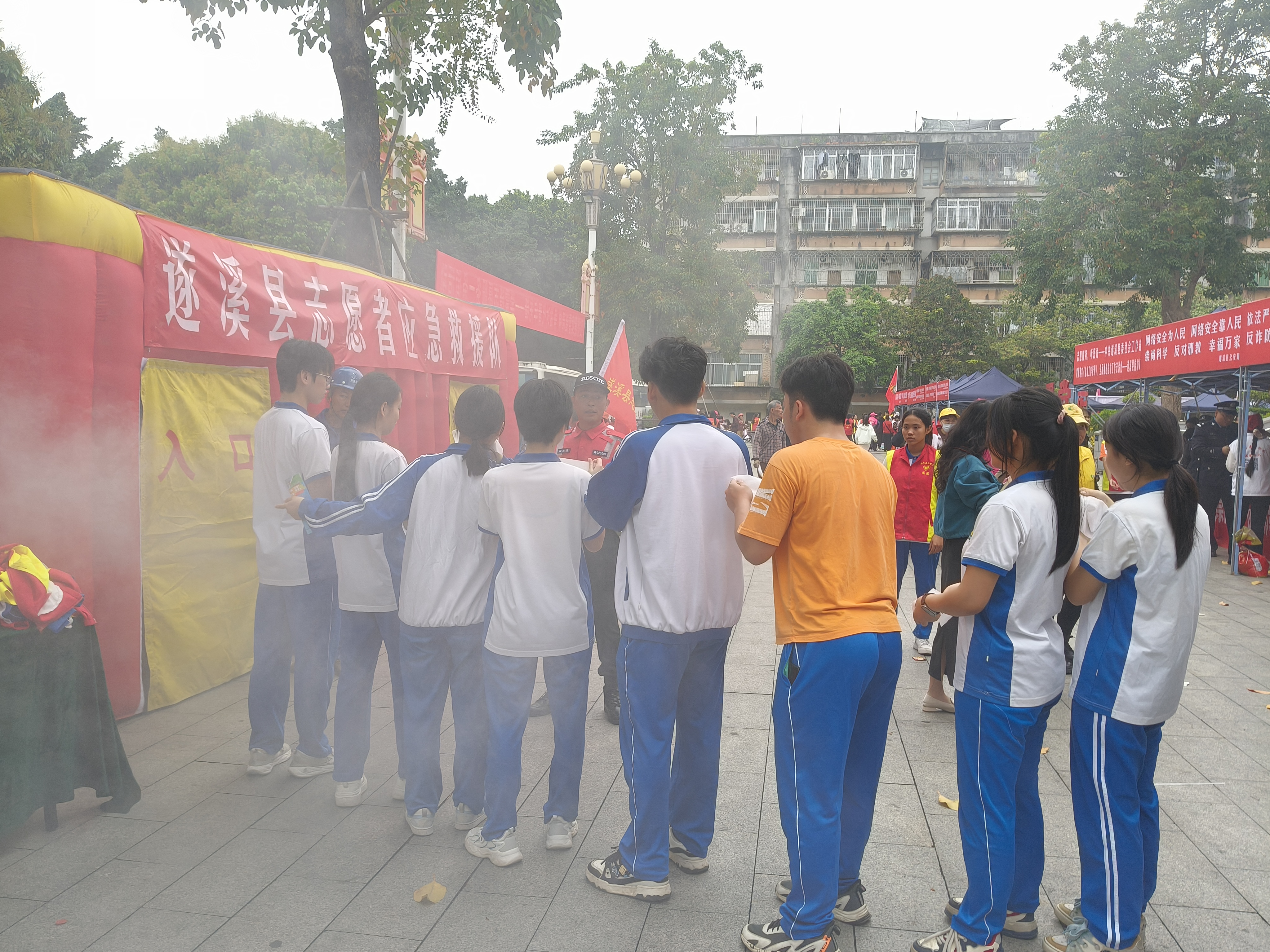 学生在活动现场体验火灾逃生.jpg