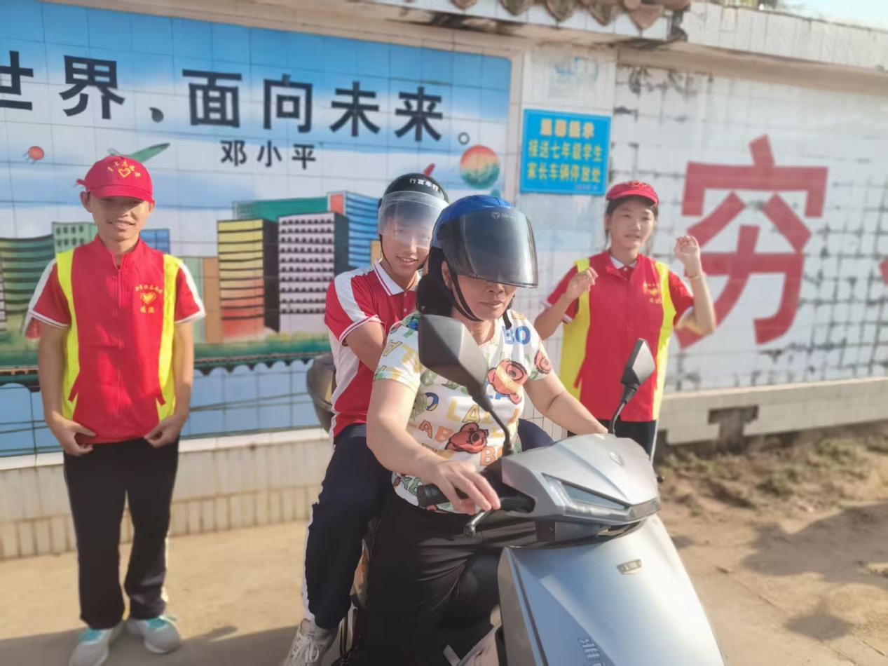 遂溪县各级团组织积极开展“小头盔·大安全”交通整治活动（三）