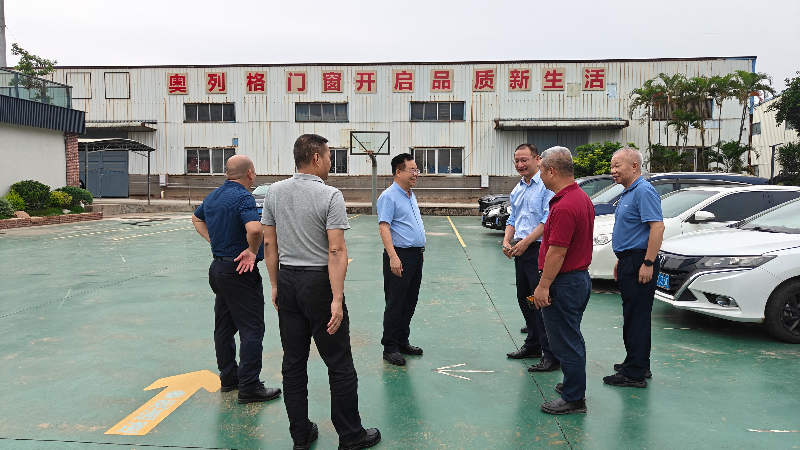 遂溪县政协主席潘汝权到委员企业调研