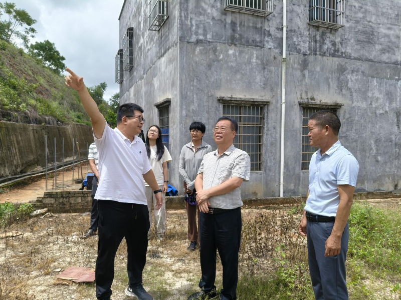 遂溪县政协主席潘汝权赴杨柑镇督导“百千万工程”和台风防御工作