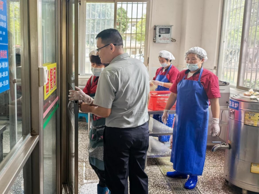 常抓不懈  严管严控 筑牢食品安全防线——港门镇开展辖区校园食品安全专项检查