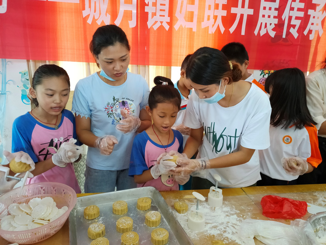 带手套给女性整形的图片