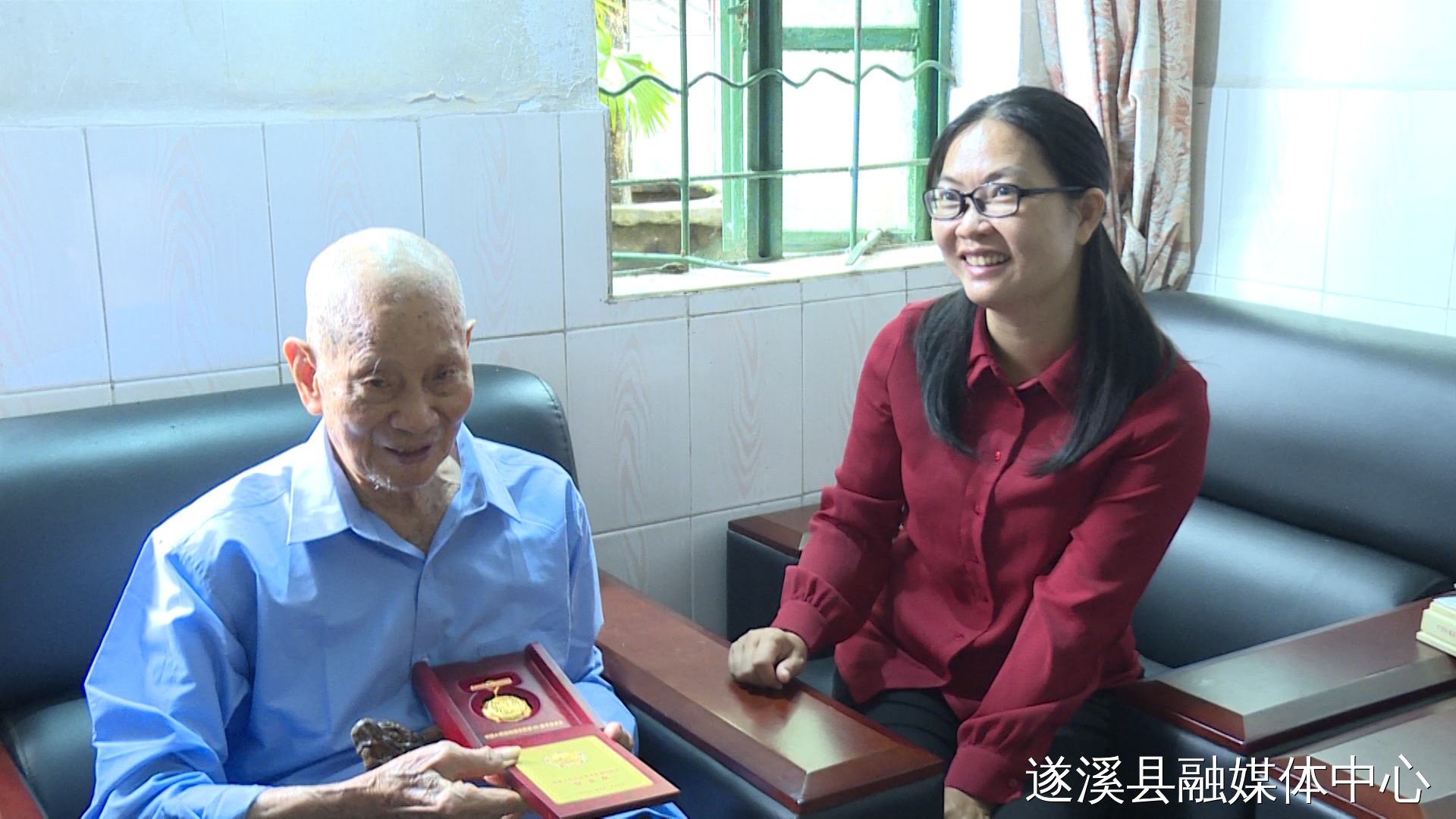 遂溪县向抗战老兵发放“中国人民抗日战争胜利80周年”纪念章