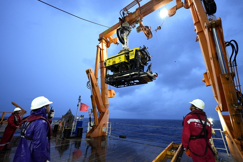 我国自主研制的6000米级深海无人遥控潜水器“海琴”号在南海成功海试