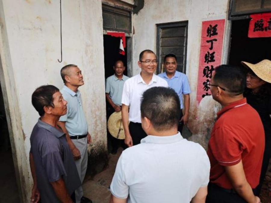 县领导深入港门镇督导分散供养特困老人的居住环境与生活保障工作