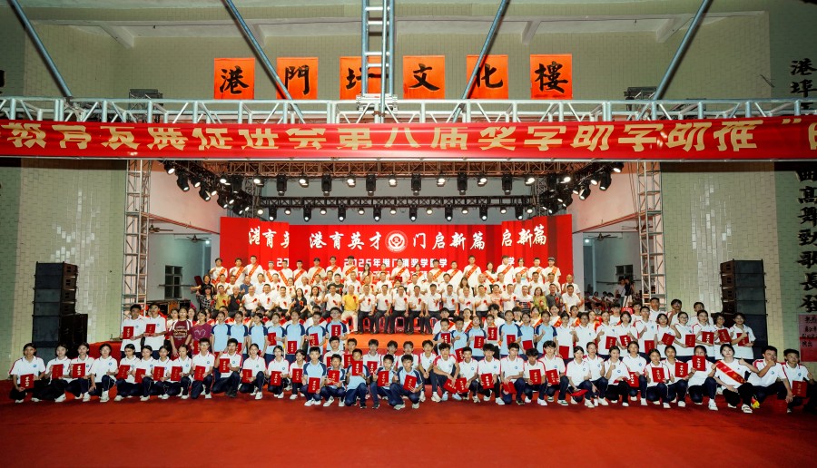 领导嘉宾和获奖学子合影留念.JPG