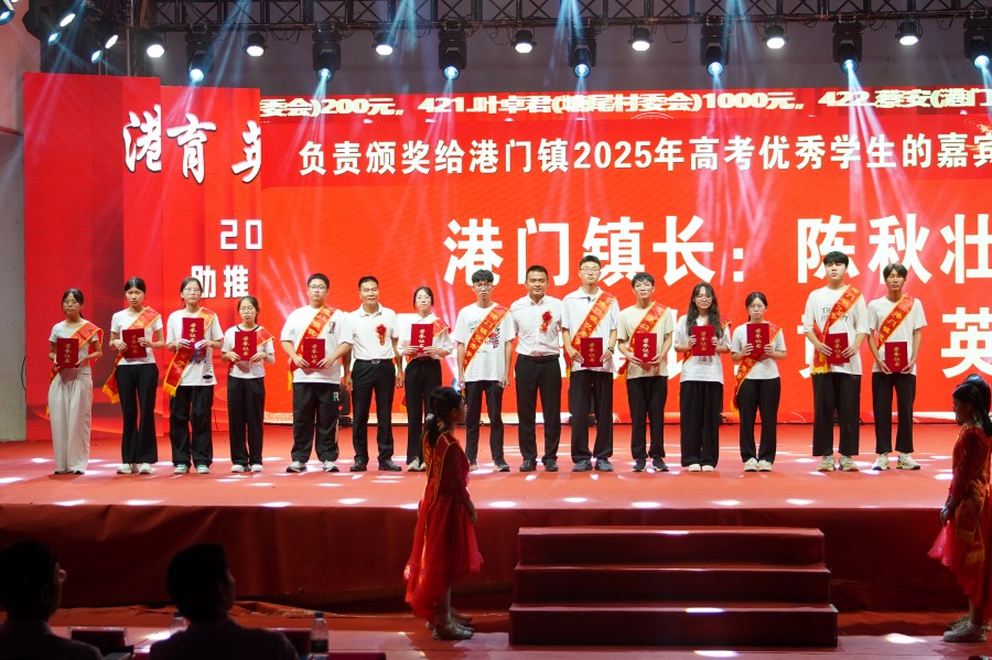 领导嘉宾为优秀大学生颁奖2.JPG