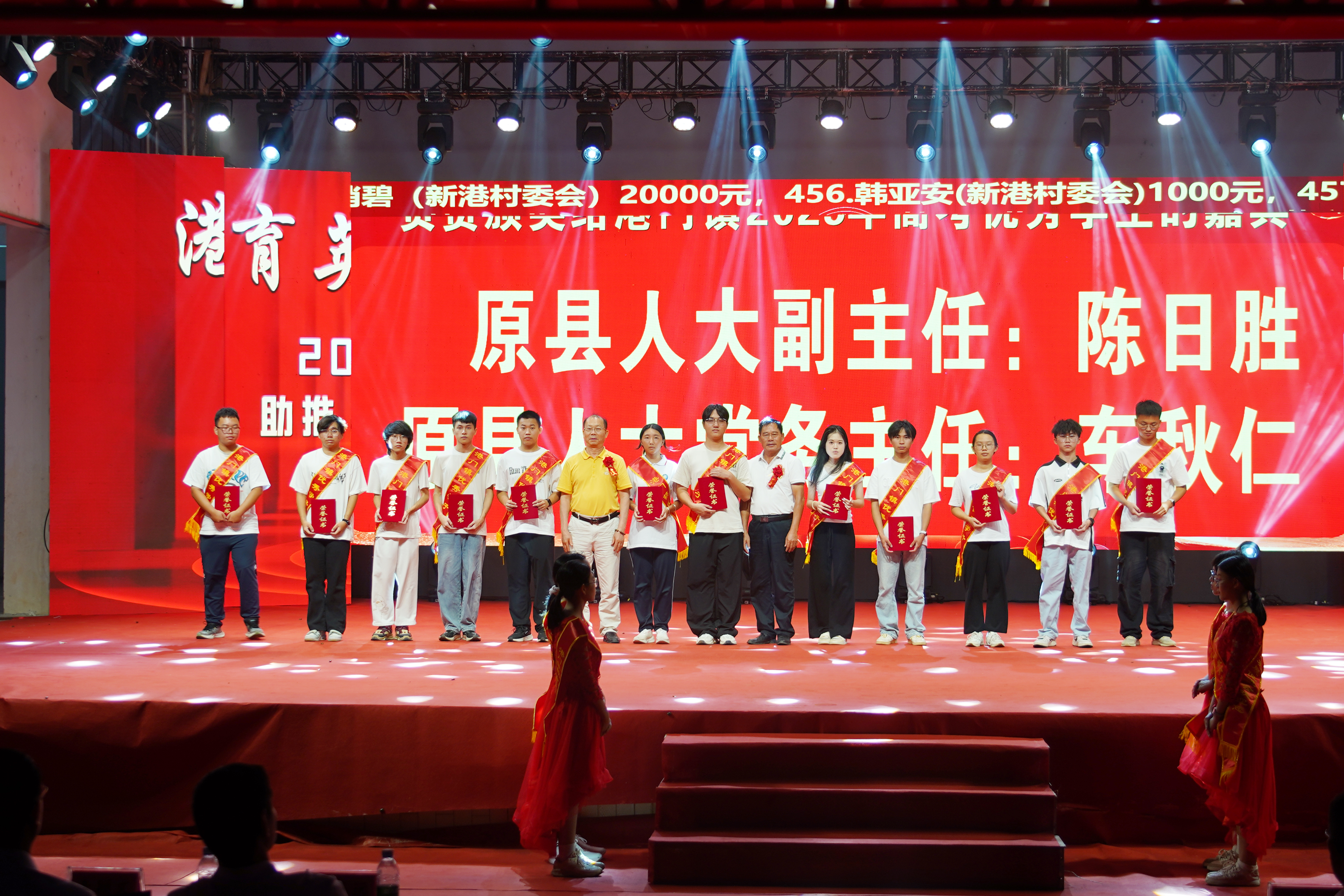 领导嘉宾为优秀大学生颁奖3.JPG