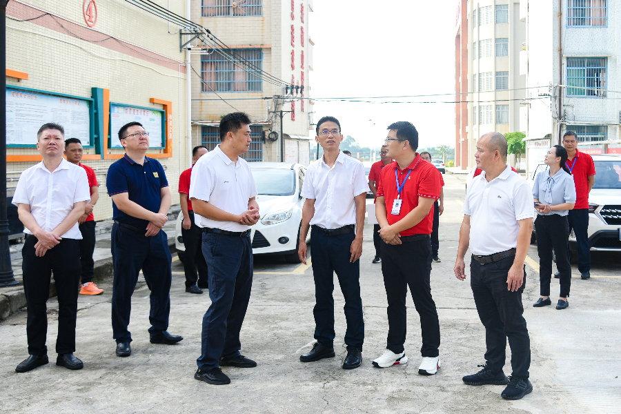 情系教育 慰问暖心——县人大常委会领导率团开展教师节慰问活动
