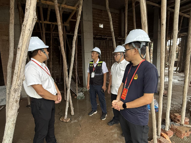 检查建筑工地施工情况.png