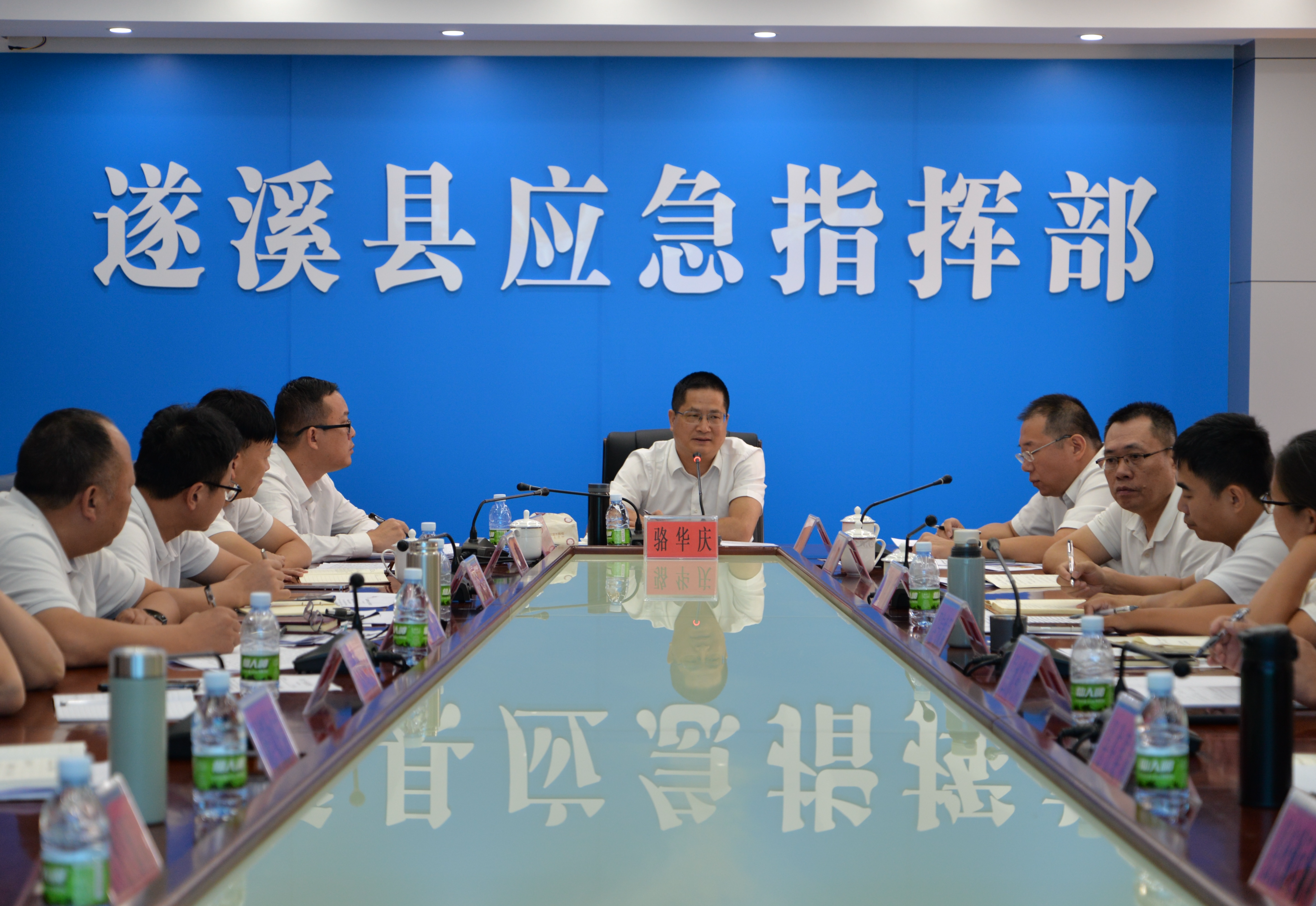 骆华庆书记在三防指挥部开展防风会议.jpg