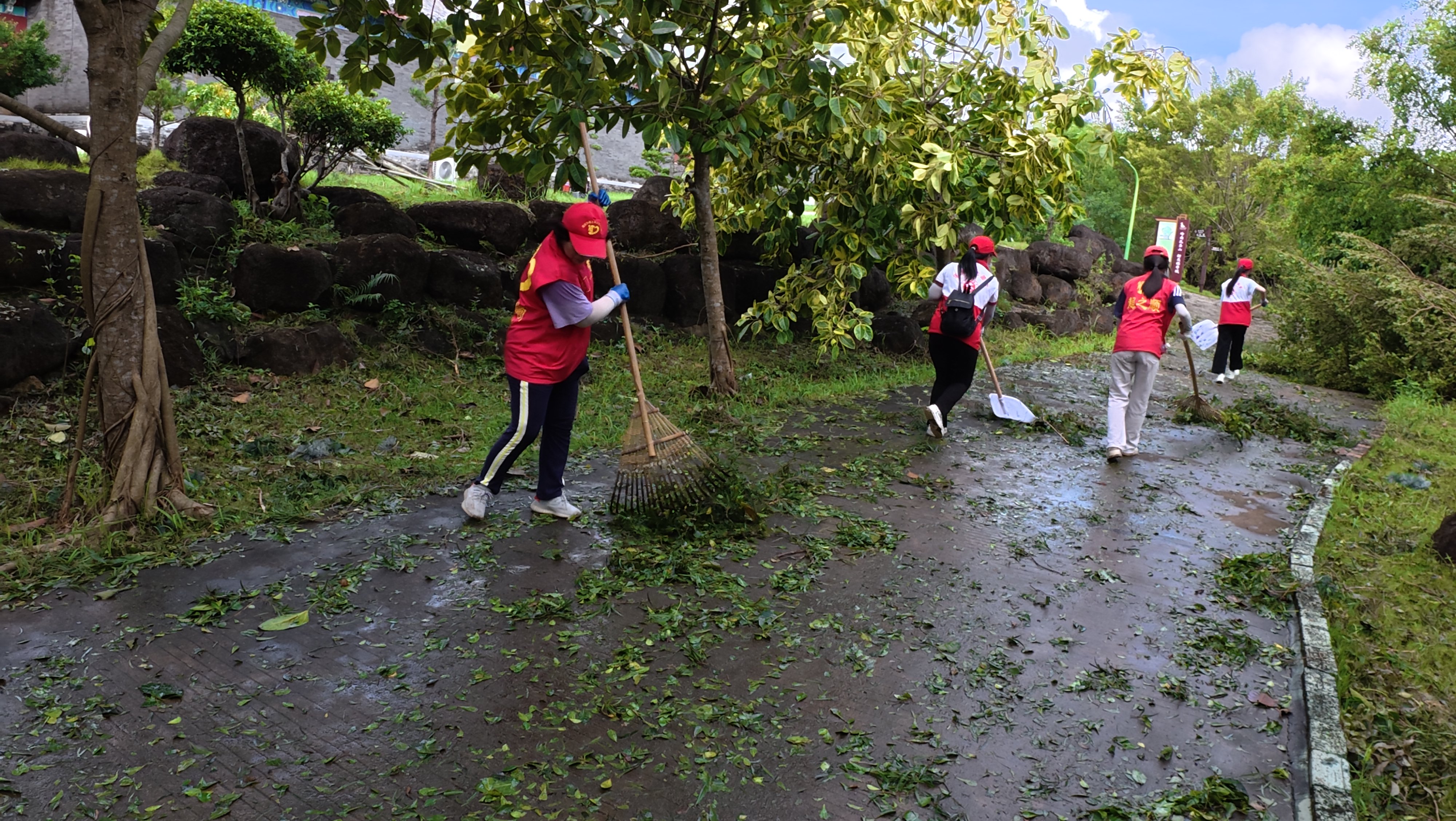 志愿者协助清理孔子文化城过道落叶.jpg